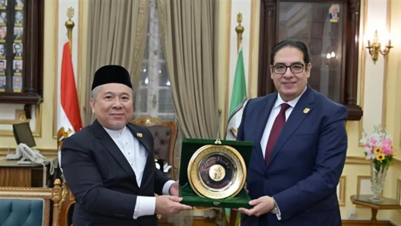 تعاون أكاديمي مرتقب.. رئيس جامعة القاهرة يبحث سبل الشراكة مع وفد سلطنة بروناي